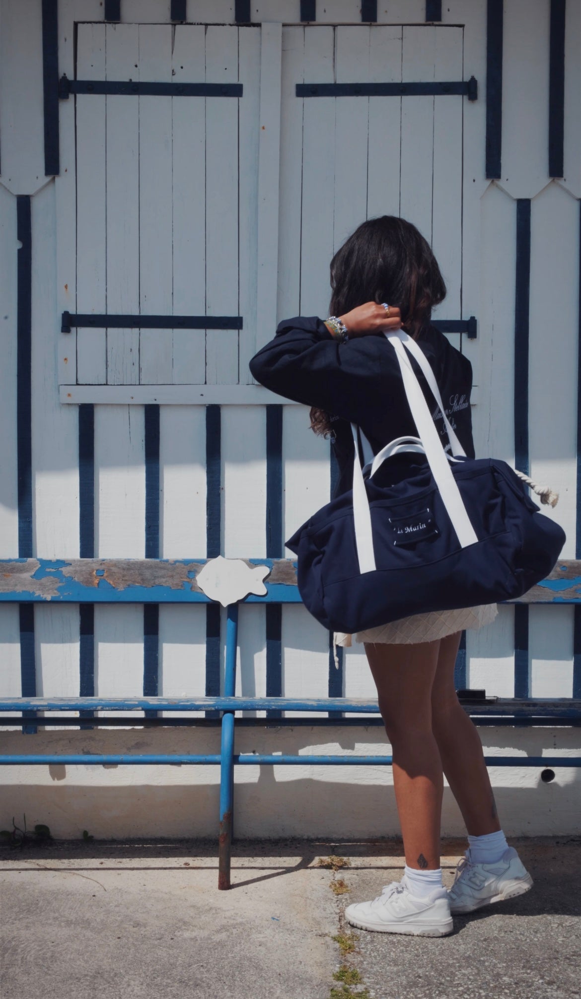 Sac de voyage en toile avec poche, couleur bleu marine, vue de face.