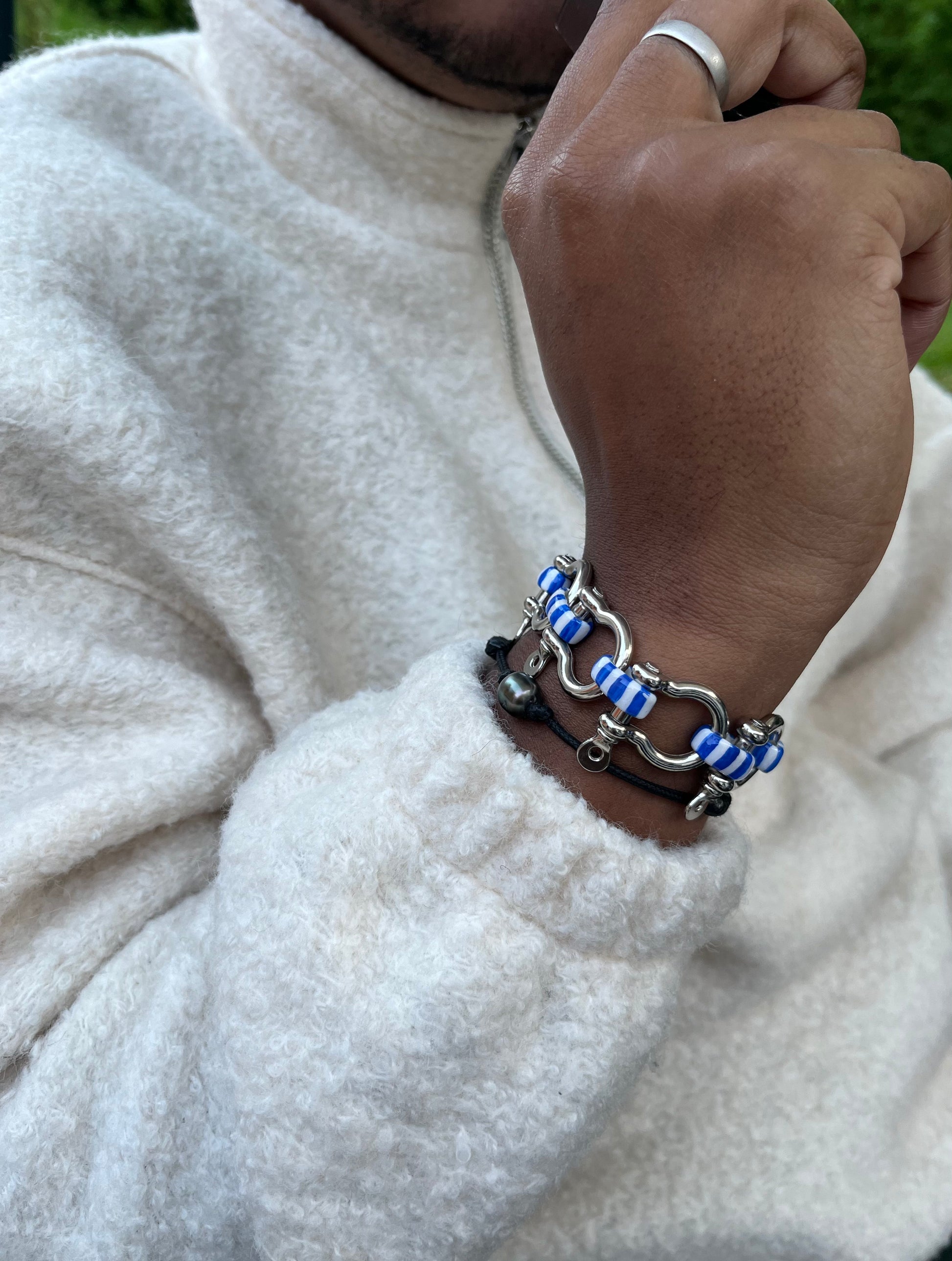 Homme metisse portant bracelet manille marinière style marin