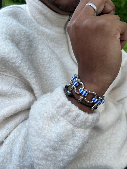 Homme metisse portant bracelet manille marinière style marin