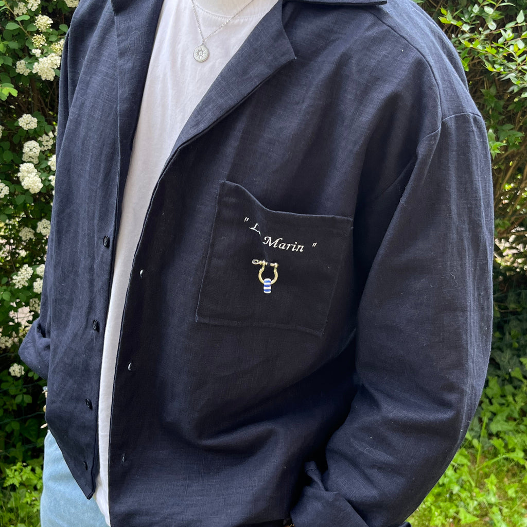 homme portant chemise ouverte col en v avec t shirt blanc pose décontractée