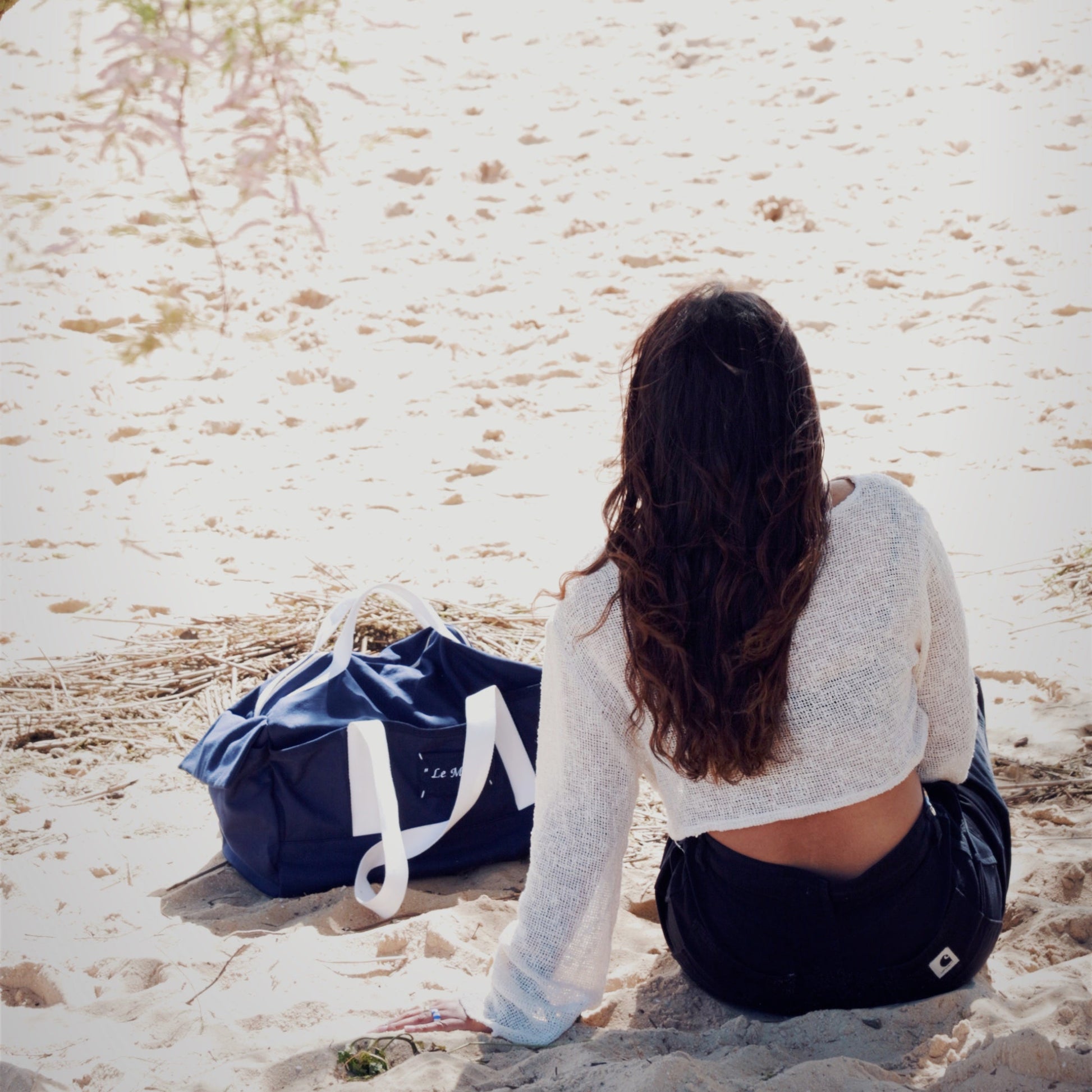 femme portant un haut en crochet soleil mer 