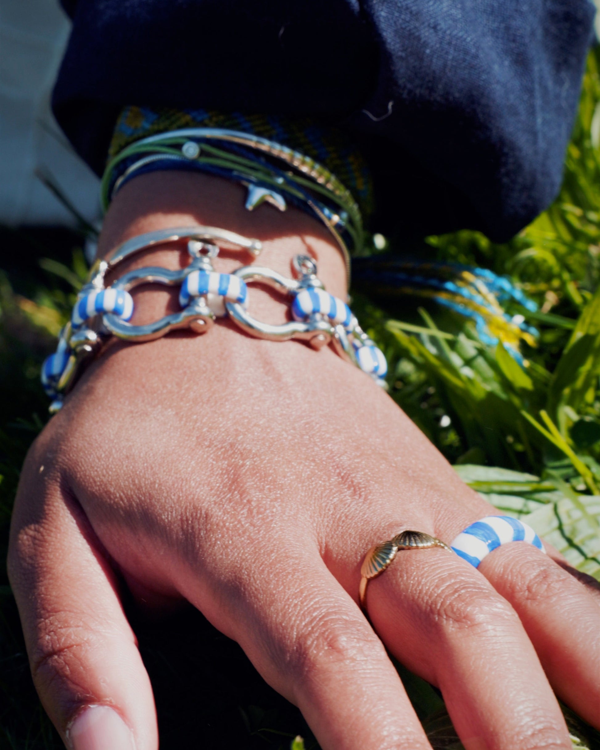 Femme métisse portant bracelet en manille marinière style marin bijoux