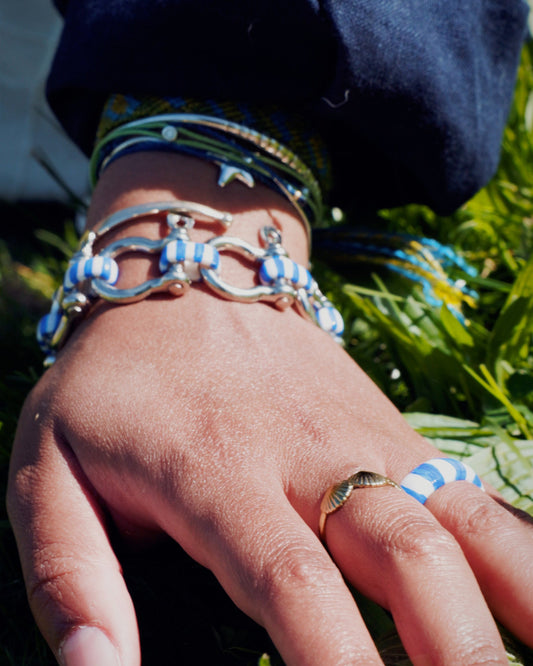 Femme métisse portant bracelet en manille marinière style marin bijoux