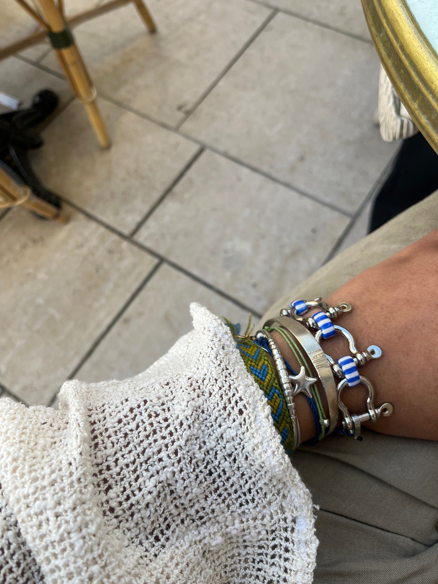 femme portant bracelet en manille chaine marinière style marin bateau