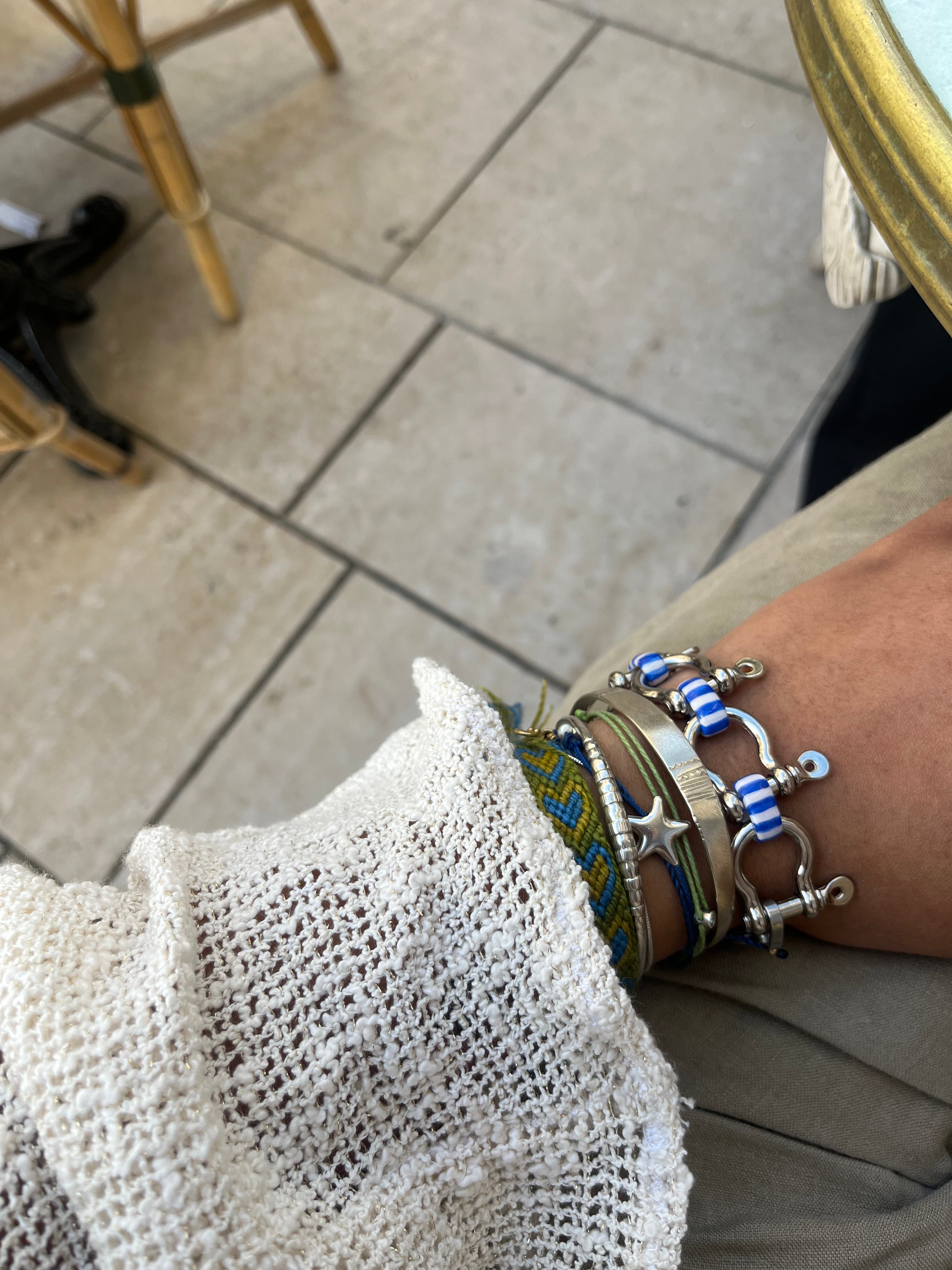 femme portant bracelet en manille chaine marinière style marin bateau