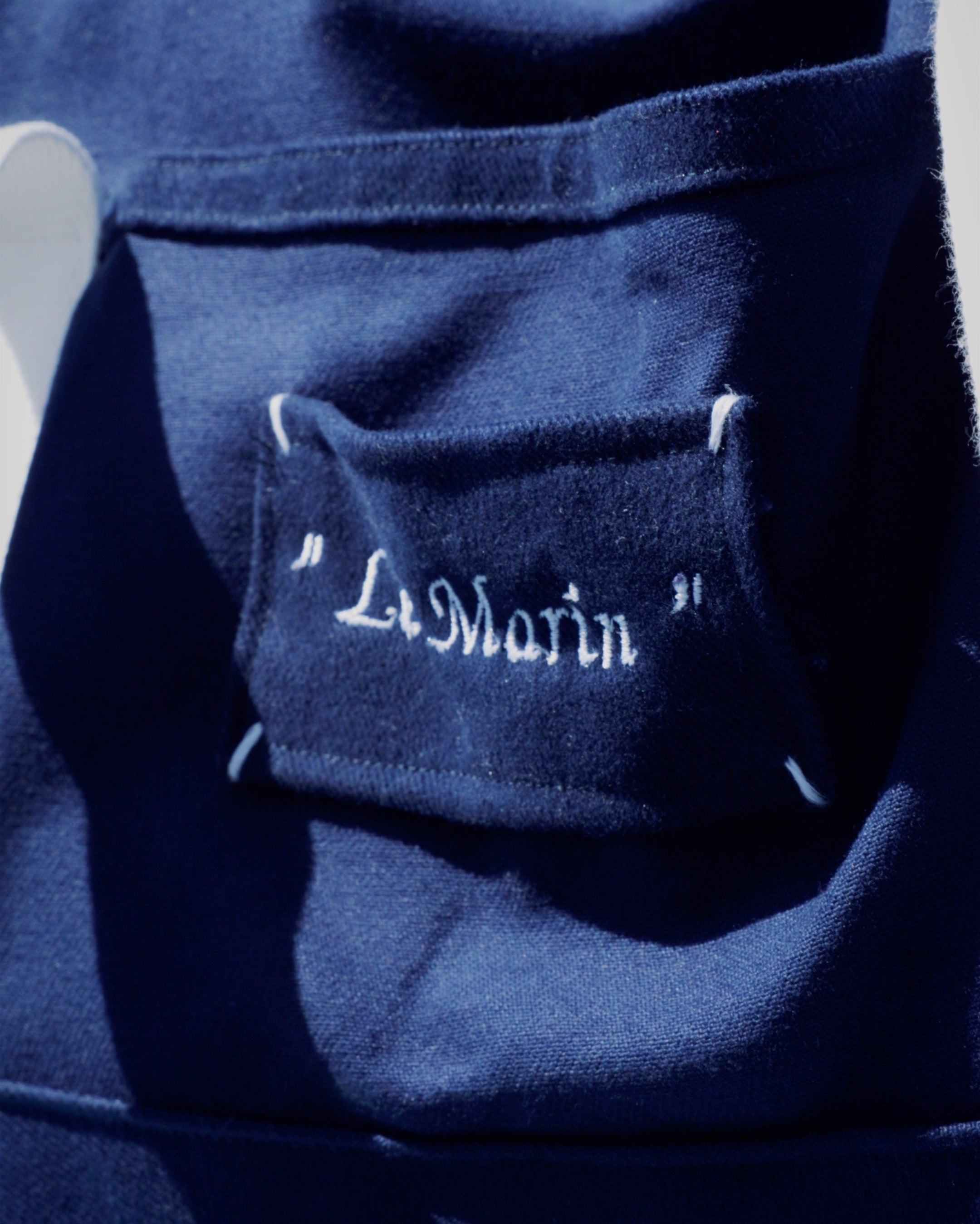 Sac de voyage en toile avec poche, couleur bleu marine, vue de face.