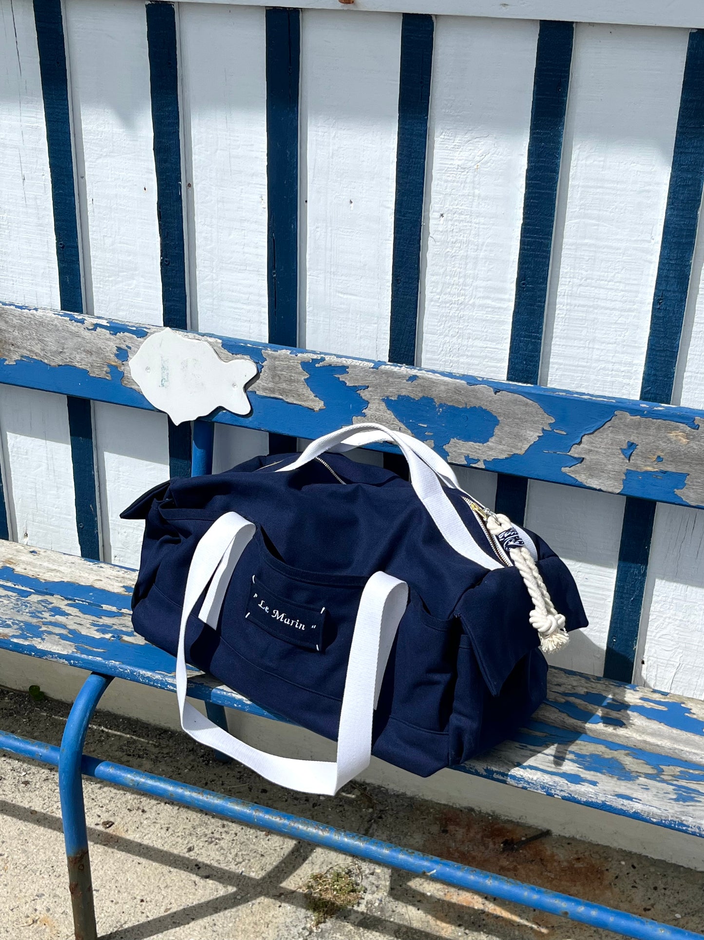 Sac de voyage en toile avec poche, couleur bleu marine, vue de face.